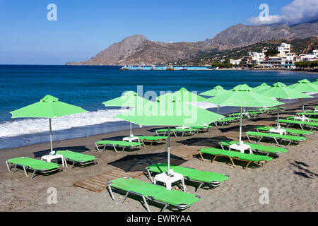 Parasols de plage prêts pour la foule Plakias, sud de la Crète plage Grèce tourisme été vacances plage Crète Banque D'Images