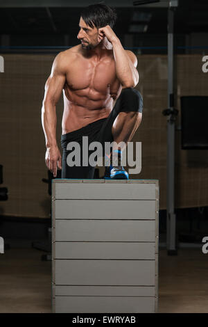 Portrait d'un jeune homme en bonne condition physique après l'effort au repos Banque D'Images