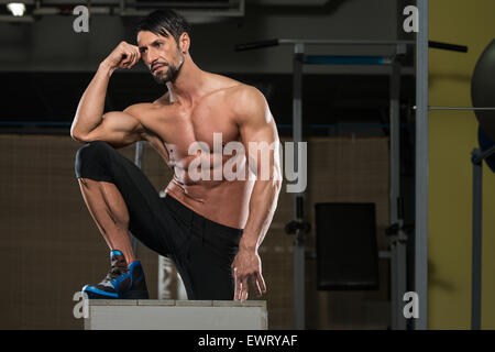 Portrait d'un jeune homme en bonne condition physique après l'effort au repos Banque D'Images