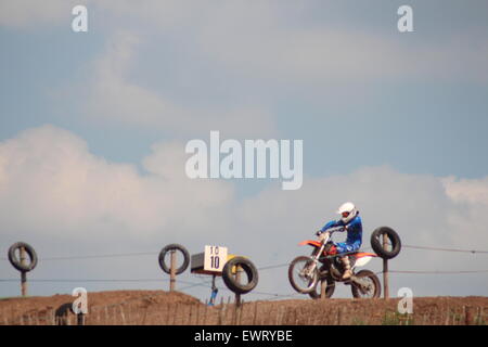 Action Aventure course moto Motocross événement de formation. À travers des pistes de terre et sauter en l'air, la saleté sprays/ Banque D'Images