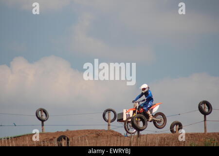 Action Aventure course moto Motocross événement de formation. À travers des pistes de terre et sauter en l'air, la saleté sprays/ Banque D'Images