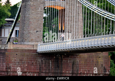 Bristol, Royaume-Uni. 30 Juin, 2015. Une personne qui essaie d'être parlé vers le bas de la célèbre pont suspendu de Clifton à Bristol au Royaume-Uni la nuit dernière a sauté. Robert Timoney/AlamyLiveNews Banque D'Images