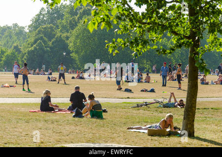 Hyde Park, London, UK. 30 juin 2015. Les personnes bénéficiant de la chaleur que la température hits 29 degrés à Londres Crédit : CAMimage/Alamy Live News Banque D'Images