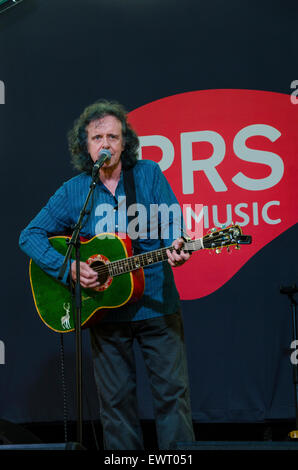 Guitariste et chanteur écossais Donovan jouant la PRS for Music Festival de Glastonbury en coulisses lors d'étape 2015 Banque D'Images