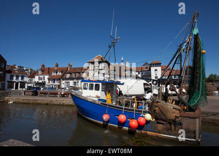 Chalutier de pêche, représenté à Lymington Quay avec boutiques et restaurants dans l'arrière-plan Banque D'Images
