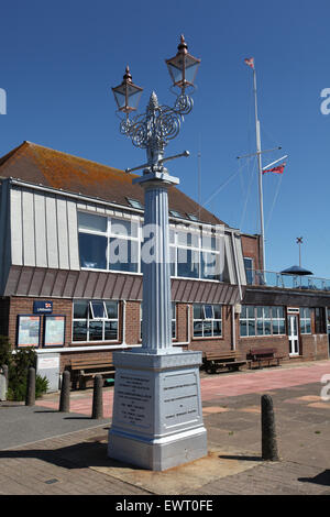Lymington Royal Yacht Club et lampe à gaz monument érigé en 1832 en mémoire de l'amiral Sir Harry Burrard Neale Banque D'Images