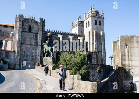 La Cathédrale, les villes se cathédrale avec statue de Dom Pedro IV à cheval. Porto, également connu sous le nom de Porto, est la deuxième plus grande ville Banque D'Images