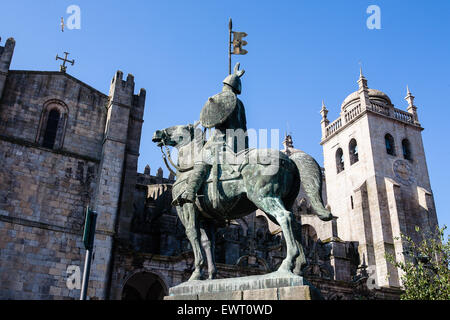 La Cathédrale, les villes se cathédrale avec statue de Dom Pedro IV à cheval. Porto, également connu sous le nom de Porto, est la deuxième plus grande ville Banque D'Images