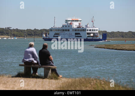 Regardant le Wight Link Lymington à Yarmouth Ferry depuis le Solent façon Hampshire Banque D'Images