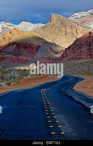 Route de campagne menant vers les montagnes à ressort, près de Red Rock Canyon National Conservation Area, près de Las Vegas, Banque D'Images