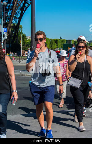 Paris, France. Personnes de groupe moyen, se réveiller, profiter de la ville des vagues de chaleur d'été, à la Tour Eiffel, manger de la crème glacée, Sunny Day, ados sur la journée chaude, [Teenager] Street Banque D'Images