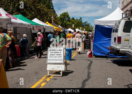 Affiche et stands à la Marché des fermiers de Berkeley en Californie. Banque D'Images