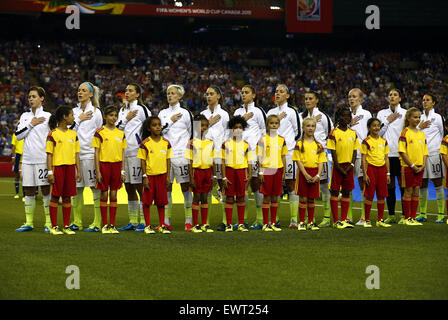 Montréal, Canada. 30 Juin, 2015. Les joueurs de l'United States chanter l'hymne national avant la demi-finale contre l'Allemagne à la FIFA 2015 Coupe du Monde féminine à Montréal, Canada, le 30 juin 2015. Credit : Ding Xu/Xinhua/Alamy Live News Banque D'Images