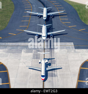 Sur la piste des avions de ligne en attendant le décollage. Banque D'Images