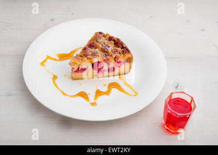 Clafoutis aux cerises, dessert traditionnel français. La pâte cuite au lait avec des griottes, saupoudrée de sucre glace servi avec Banque D'Images