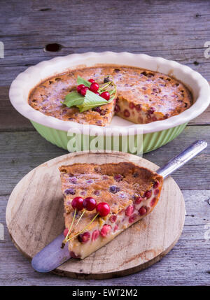Clafoutis aux cerises, dessert traditionnel français. La pâte cuite au lait avec les cerises, saupoudrée de sucre glace et décoré avec Banque D'Images