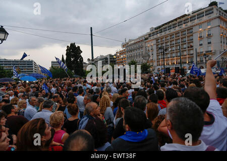 Athènes, Grèce. 30 juin 2015. Des milliers de personnes se sont rassemblées à la place Syntagma. Des milliers de personnes se sont rassemblées dans le centre d'Athènes malgré la pluie, appelant à un vote positif sur le prochain référendum grec sur les plans de réforme proposé par la troïka, pour continuer le renflouement grec. Ils ont demandé à la Grèce de rester dans l'Euro et pour le gouvernement grec de démissionner immédiatement, de crédit : Michael Debets/Alamy Live News Banque D'Images