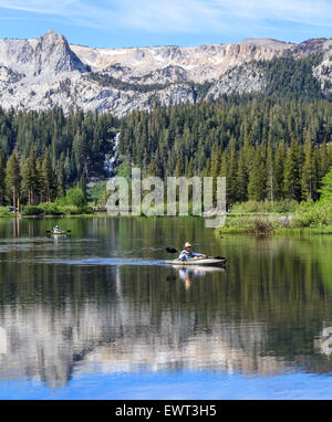 Kayaks à Twin Lakes dans le bassin Mammoth Lakes Banque D'Images