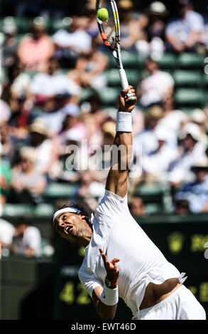 Londres, Royaume-Uni. 1er juillet 2015. L'Espagne de Rafael Nadal sert à Thomaz Bellucci du Brésil au cours de la première ronde du tournoi match à 2015 Tennis de Wimbledon à Londres, Grande-Bretagne, 1 juillet 2015. Nadal a gagné 3-0. Credit : Tang Shi/Xinhua/Alamy Live News Banque D'Images