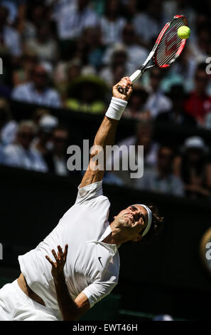 Londres, Royaume-Uni. 1er juillet 2015. Roger Federer de la Suisse sert à Damir Dzumhur de Bosnie-Herzégovine au cours de la première ronde du tournoi match à 2015 Tennis de Wimbledon à Londres, Grande-Bretagne, 1 juillet 2015. Federer a gagné 3-0. Credit : Tang Shi/Xinhua/Alamy Live News Banque D'Images