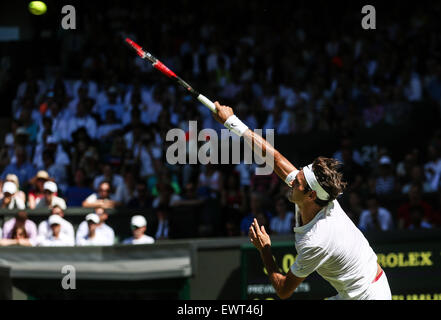 Londres, Royaume-Uni. 1er juillet 2015. Roger Federer de la Suisse sert à Damir Dzumhur de Bosnie-Herzégovine au cours de la première ronde du tournoi match à 2015 Tennis de Wimbledon à Londres, Grande-Bretagne, 1 juillet 2015. Federer a gagné 3-0. Credit : Tang Shi/Xinhua/Alamy Live News Banque D'Images