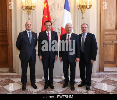 Paris, France. 30 Juin, 2015. Le Premier ministre chinois Li Keqiang (2e L) rencontre avec Claude Bartolone (2e R), le président de l'Assemblée nationale française, à Paris, France, le 30 juin 2015. © Pang Xinglei/Xinhua/Alamy Live News Banque D'Images