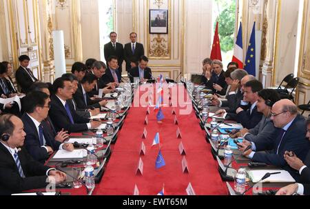 Paris, France. 30 Juin, 2015. Le Premier ministre chinois Li Keqiang (4e L) rencontre son homologue français, Manuel Valls (3R) à Paris, France, le 30 juin 2015. © Pang Xinglei/Xinhua/Alamy Live News Banque D'Images