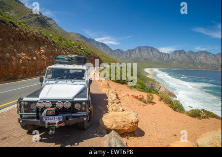 Gordon's Bay, Afrique du Sud - Land Rover Defender par la côte Banque D'Images