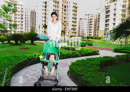 La mère et l'enfant indien marche Bébé park Banque D'Images