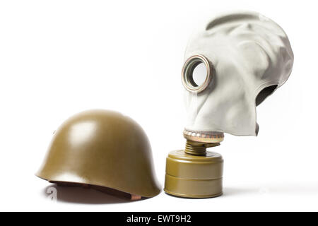 Casque militaire vert et un vieux masque à gaz isolé sur fond blanc.