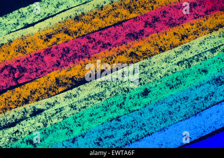 Spectre arc-en-ciel dessiné au crayon sur fond noir Banque D'Images