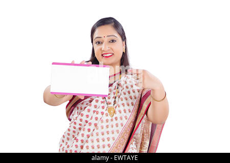 1 Indian Woman showing Message Board Banque D'Images