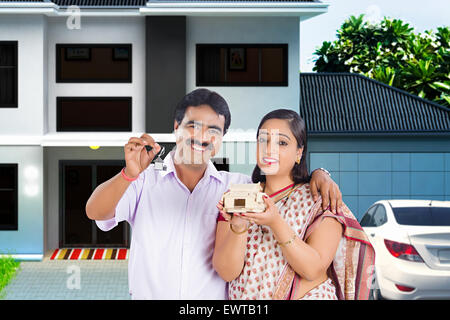 2 mariés indiens maison factice et clé montrant Banque D'Images
