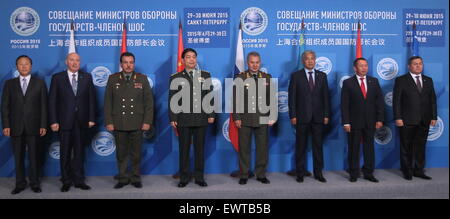 Saint-pétersbourg, Russie. 30 Juin, 2015. Le ministre chinois de la défense Chang Wanquan (4L) pose pour une photo de groupe lors d'une réunion des ministres de la défense de l'Organisation de coopération de Shanghai (OCS) à Saint-Pétersbourg, Russie, 30 juin 2015. © Lu Jinbo/Xinhua/Alamy Live News Banque D'Images