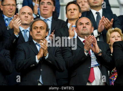 Prague, République tchèque. 30 Juin, 2015. Président de l'Union des Associations Européennes de Football (UEFA), Michel Platini (avant gauche) et président de l'Association de football tchèque Miroslav Pelta (avant droit) applaudis lors de l'Euro U21 championnat de soccer match final Le Portugal contre la Suède à Prague, en République tchèque, le 30 juin 2015. Photo : CTK Vit Simanek/Photo/Alamy Live News Banque D'Images