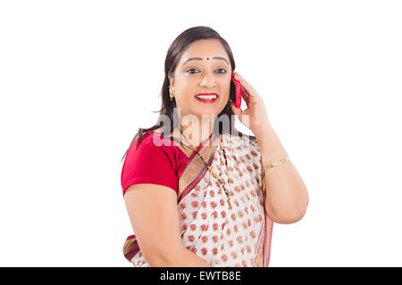 1 Indian Woman talking Cell Phone Banque D'Images