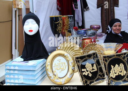 Échoppe de marché la vente de décorations et de vêtements islamiques au cours de l'Eid Festival à Melbourne, Australie Dandenong Banque D'Images