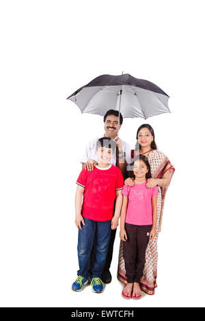 Les parents et enfants parapluie Protection Banque D'Images