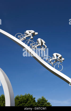 Un monument dédié à la Tour de France, entre Pau et Tarbes sur le "des Pyrénées' aire de repos de l'A64. Banque D'Images