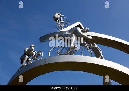 Un monument dédié à la Tour de France, entre Pau et Tarbes sur le "des Pyrénées' aire de repos de l'A64. Banque D'Images