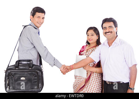 Indian Couple marié et vendeur traitant Shaking Hand Banque D'Images