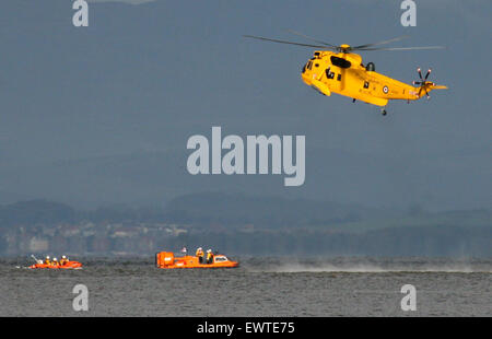 RAF Valley, Anglesey, au Royaume-Uni. 1er juillet 2015. Les Sea King de la RAF Les hélicoptères de recherche et sauvetage de 22 escadrons C flight avec le Watisham B Escadron basé 202 Cession de vol leur rôle à la garde côtière traitants unités basées à Caernarfon et Manston, dans le cadre de l'intention de prendre sa retraite l'hélicoptère Sea King. Les photos montrent l'hélicoptère en train de s'entraîner avec le RNLI dans la baie de Morecambe. Crédit : David Billinge/Alamy Live News Banque D'Images