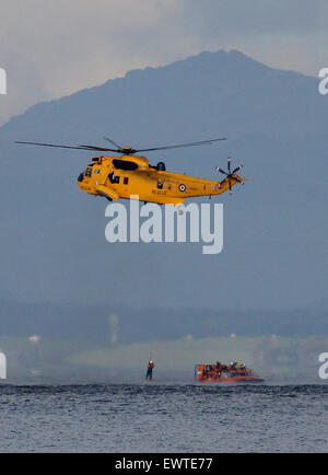 RAF Valley, Anglesey, au Royaume-Uni. 1er juillet 2015. Les Sea King de la RAF Les hélicoptères de recherche et sauvetage de 22 escadrons C flight avec le Watisham B Escadron basé 202 Cession de vol leur rôle à la garde côtière traitants unités basées à Caernarfon et Manston, dans le cadre de l'intention de prendre sa retraite l'hélicoptère Sea King. Les photos montrent l'hélicoptère en train de s'entraîner avec le RNLI dans la baie de Morecambe. Crédit : David Billinge/Alamy Live News Banque D'Images