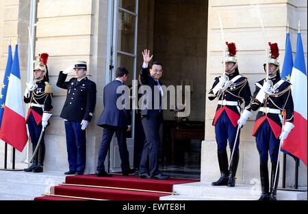 Paris, France. 30 Juin, 2015. Le Premier ministre chinois Li Keqiang (R) vagues pendant qu'il marche d'une réunion avec son homologue français, Manuel Valls, à Paris, France, le 30 juin 2015. © Ma Zhancheng/Xinhua/Alamy Live News Banque D'Images