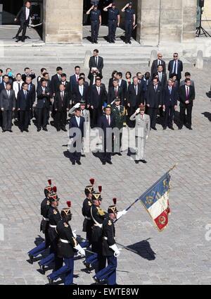 Paris, France. 30 Juin, 2015. Le Premier ministre chinois Li Keqiang (C) assiste à la cérémonie d'accueil tenue par son homologue français, Manuel Valls (L C) à Paris, France, le 30 juin 2015. © Ma Zhancheng/Xinhua/Alamy Live News Banque D'Images