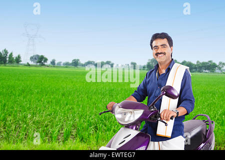 1 South Indian man Farm Riding Scooty Banque D'Images