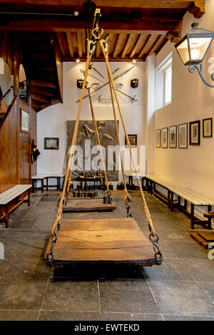 Intérieur de la balance des sorcières ( Heksenwaag) avec vue sur le quartier historique de balances, Oudewater, Utrecht, aux Pays-Bas. Banque D'Images