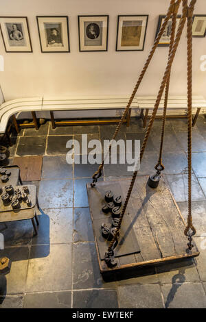 Intérieur de la balance des sorcières ( Heksenwaag) avec vue sur le quartier historique de balances, Oudewater, Utrecht, aux Pays-Bas. Banque D'Images