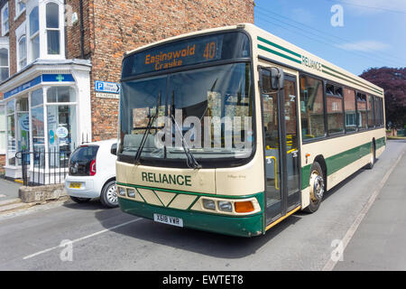 Autonomie de la York bus arrivant à la place du marché dans le centre-ville de Easingwold Banque D'Images