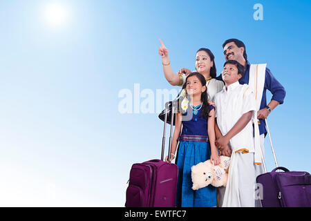 Les parents et les enfants du sud de l'Inde en toute sécurité avec une assurance voyage Voyageurs Banque D'Images